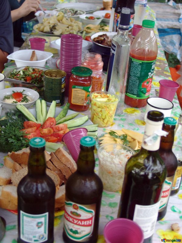 стол с выпивкой