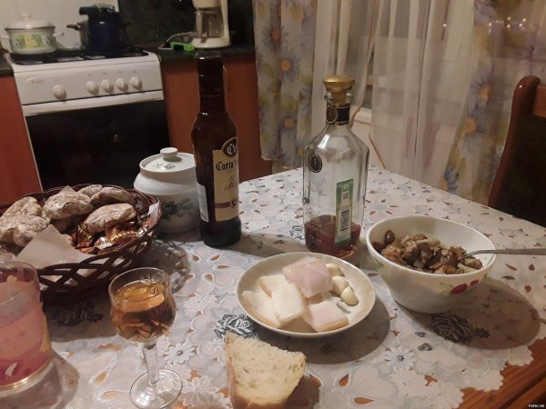 домашний стол с едой