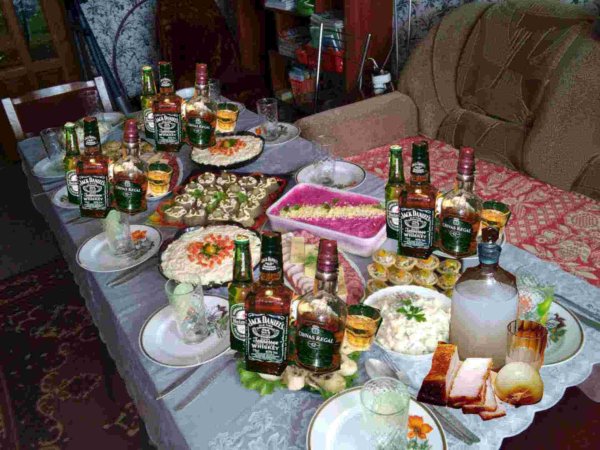 накрытый стол с водкой