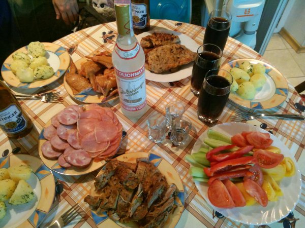 домашний стол с едой