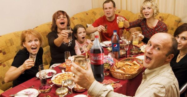 семья за новогодним столом