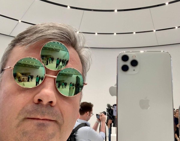 человек с айфоном