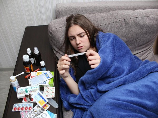 девушка болеет