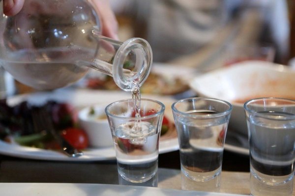 наливает водку