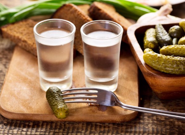 водка и огурец