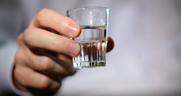 рюмка в руке