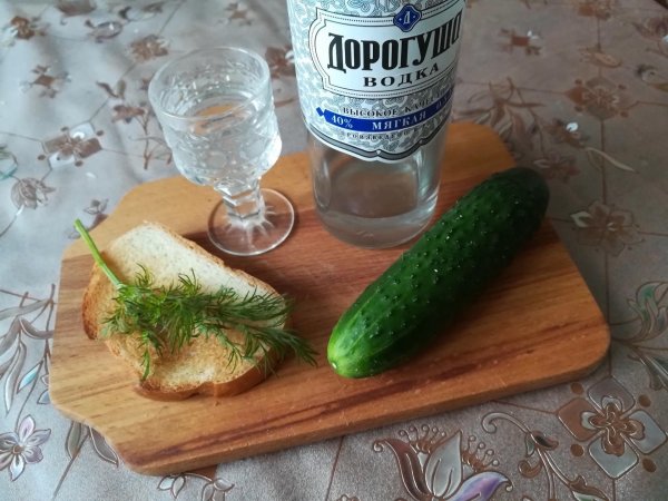 стакан водки и огурчик