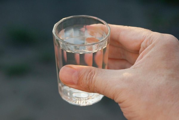 рюмка в руке