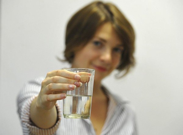 девушка со стаканом воды