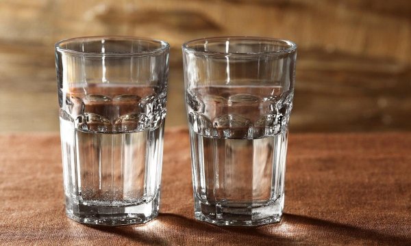 стакан воды на столе