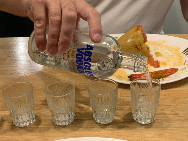 рюмка на столе