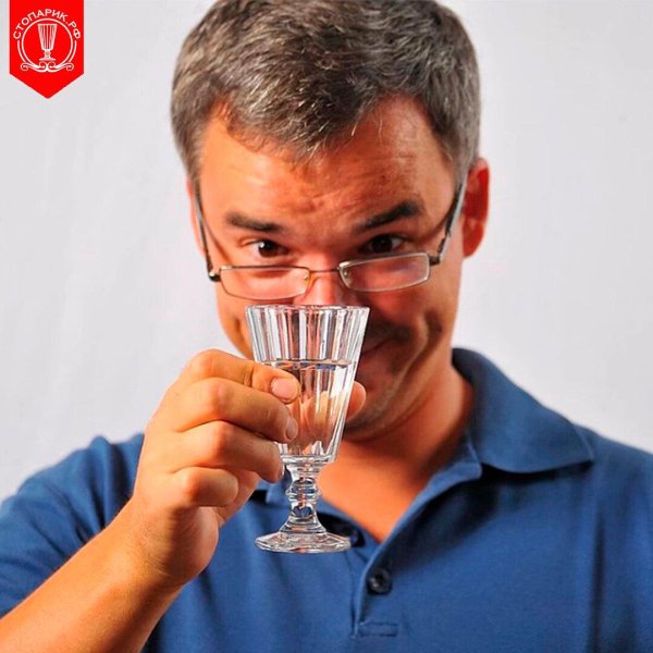 мужчина пьёт