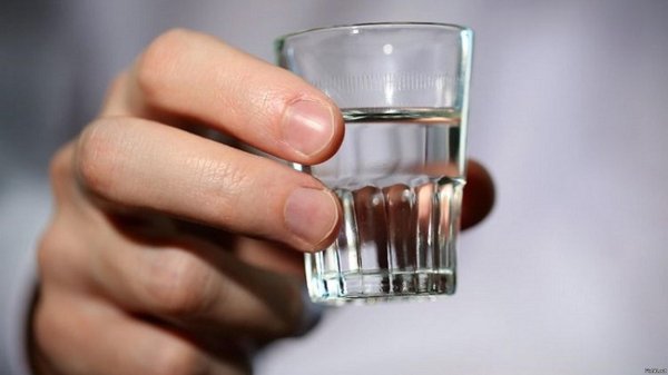 рука с рюмкой