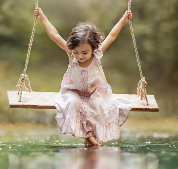 девушка на качели