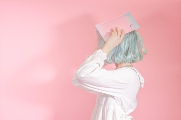 с розовыми волосами