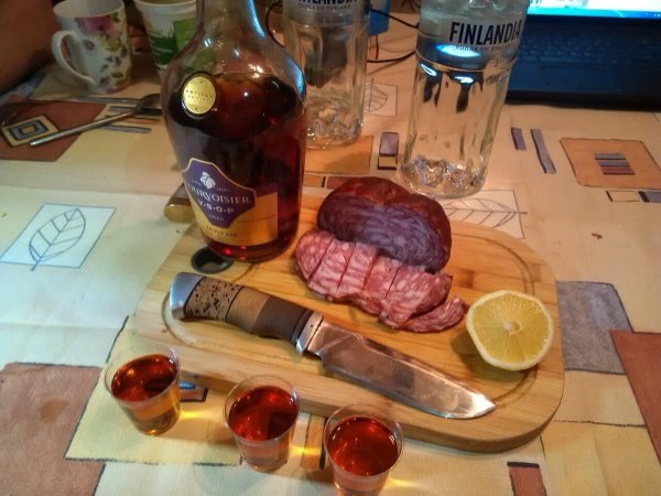 стол с выпивкой