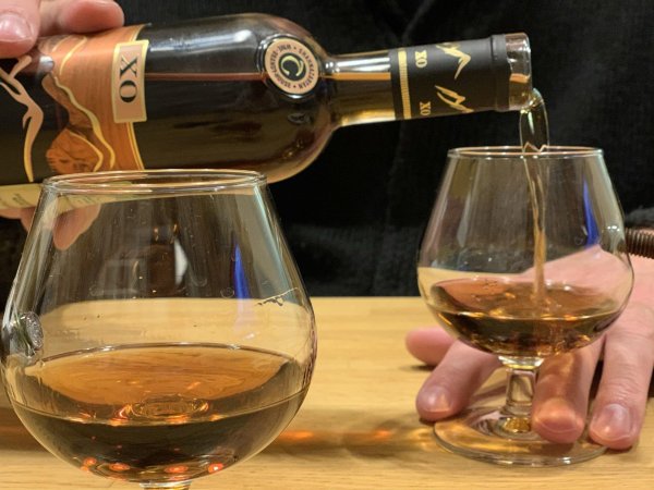 рюмка с коньяком