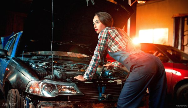 девушка механик
