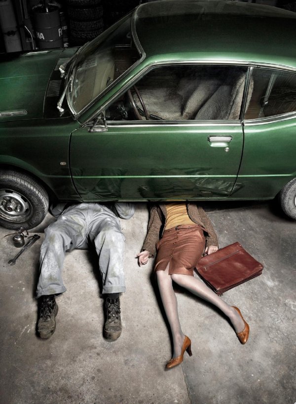 чинит машину