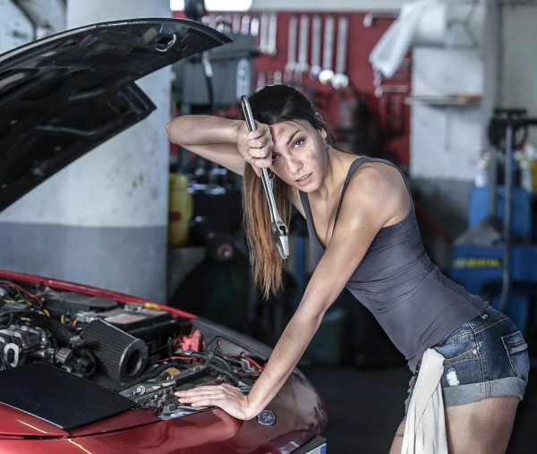девушка автослесарь