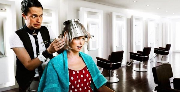 человек в парикмахерской