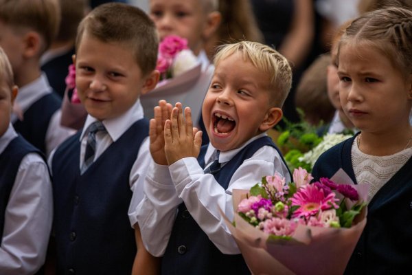 красивые школьники