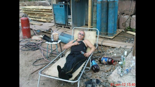 бомж кайфует