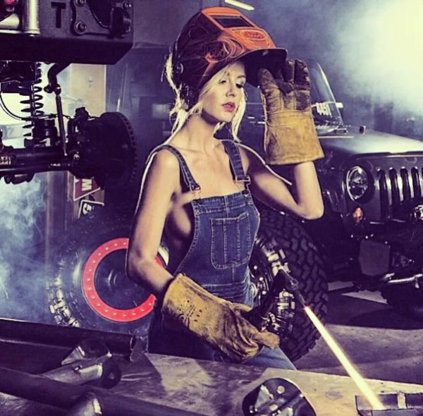 девушка автомеханик