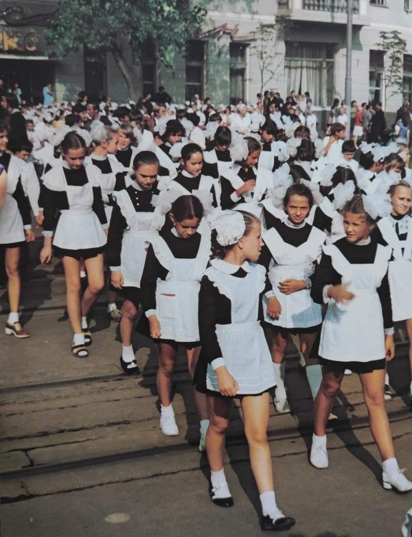 школьницы в советской форме