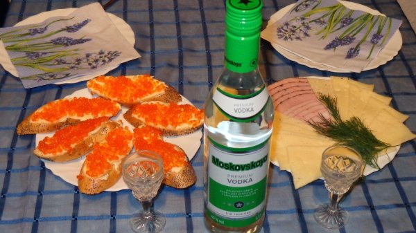 водка на столе