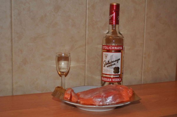 бутылка водки на столе