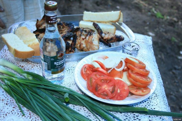 шашлыки на столе