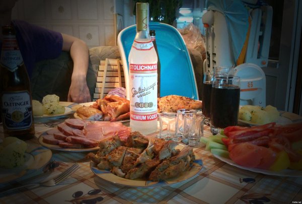 стол с водкой