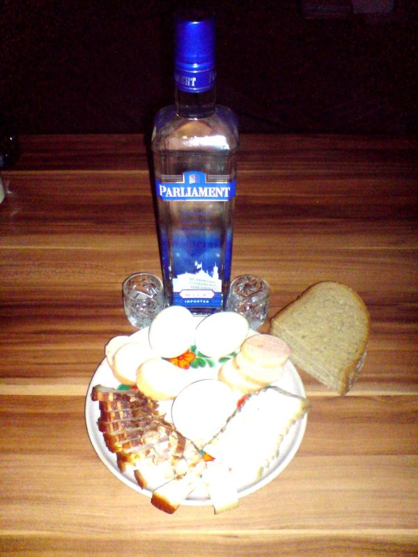 бутылка водки на столе