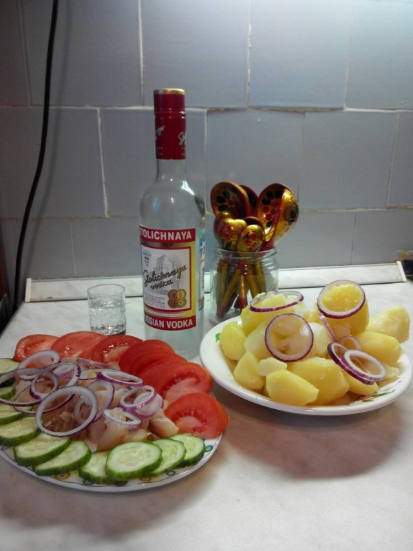 праздничный стол с водкой