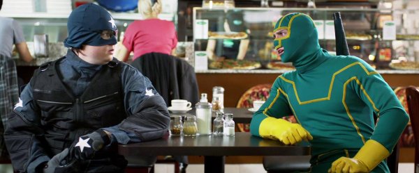 супергерой в зеленом костюме