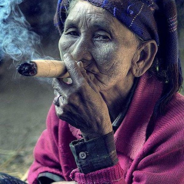 бабка с сигарой