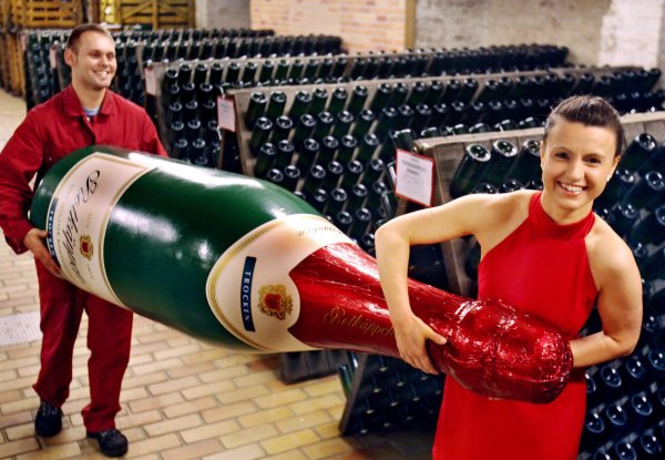 большие бутылки шампанского