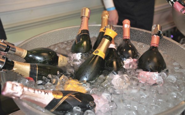 много шампанского