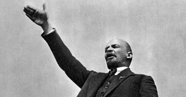 ленин указывает рукой