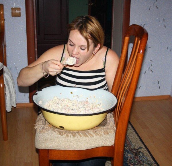 девушка ест пельмени
