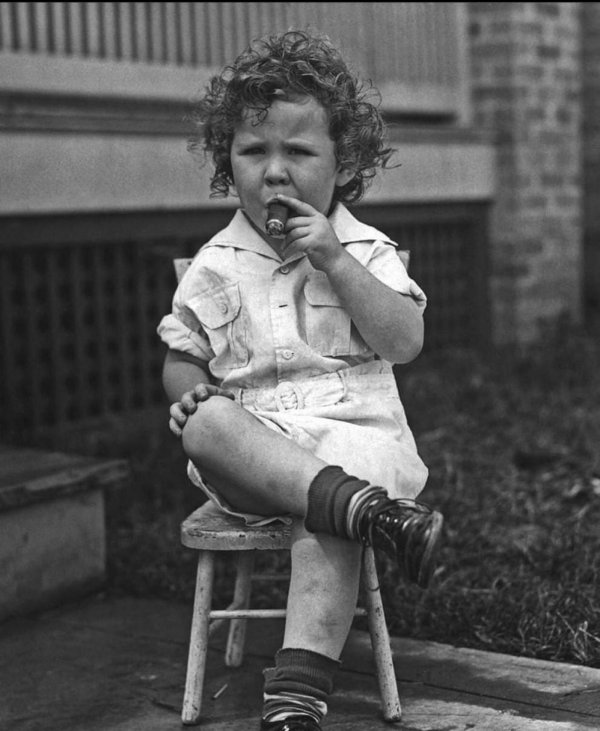 ребенок с сигарой