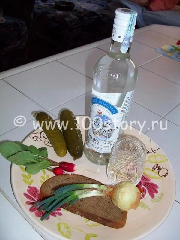 бутылка водки на столе