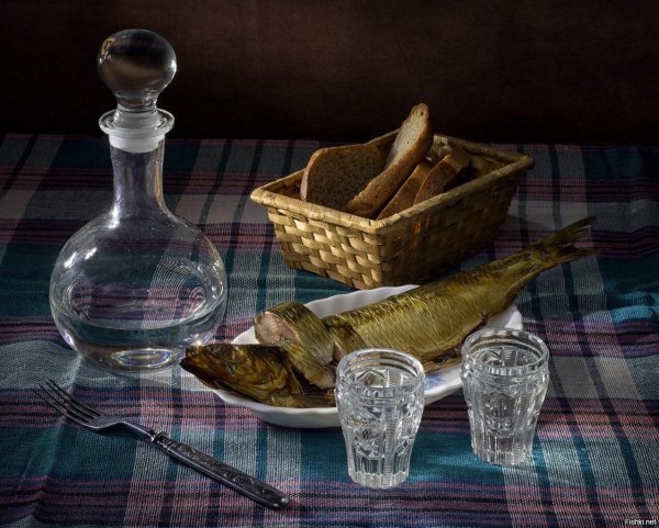 С рюмкой водки и закуской