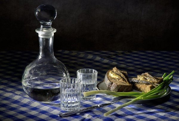 графин с водкой